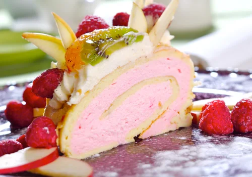 Zamiast tortu – truskawkowa rolada! Ten przepis z TikToka to hit imprez