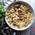 MAKARON Z KURCZAKIEM, SUSZONYM POMIDOREM I OLIWKAMI W SOSIE ŚMIETANOWYM