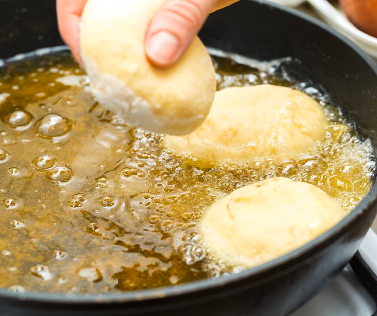 Ile kosztuje przygotowanie jednego pączka w domu? Cena robi wrażenie (WYLICZENIA)!