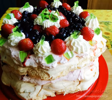 Truskawkowy tort bezowy