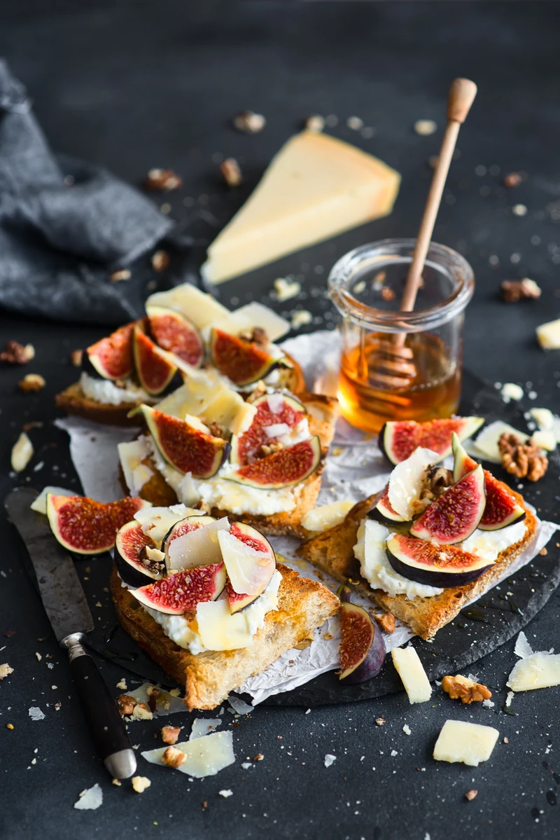 Grzanki z kozim serkiem, figami, orzechami i parmezanem