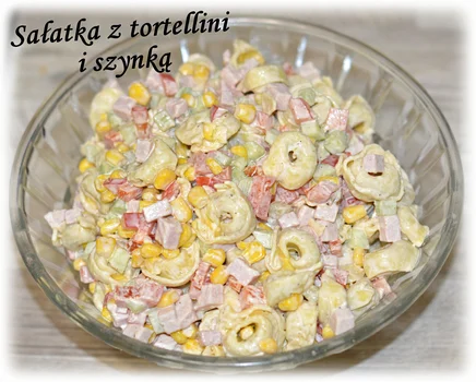 Sałatka z tortellini i szynką
