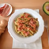 Makaron z salsą z awokado, suszonymi pomidorami i szynką parmeńską