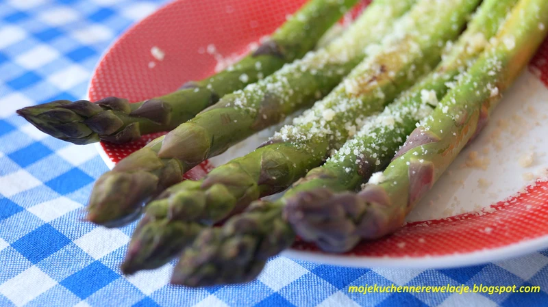Zielone szparagi z parmezanem - tylko 70 kcal!