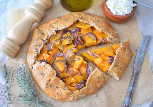 Wytrawna tarta galette z dynią i czerwoną cebulą
