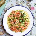 Spaghetti z pomidorem i cukinią w natce pietruszki