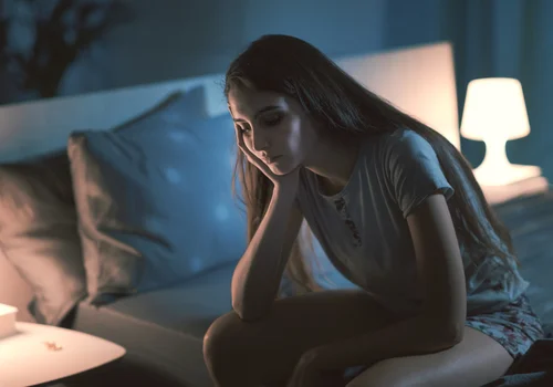 Budzisz się z lękiem i nie możesz zasnąć? Ten jeden niedobór witamin może być winny!