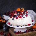Pavlova z owocami lata