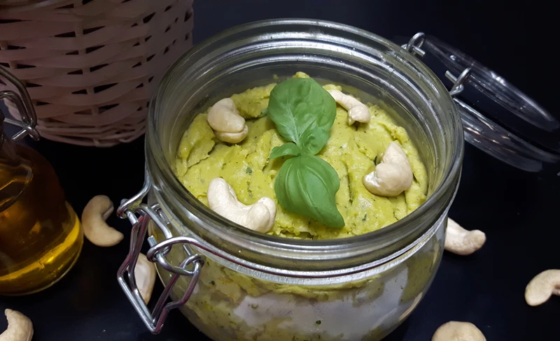 PESTO Z BOBU