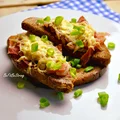 Żytnie tosty francuskie z serem i szynką