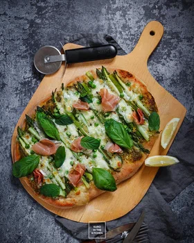 Wiosenna zielona pizza z pesto i szparagami