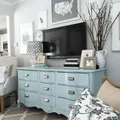 Niebieska komoda pod telewizor