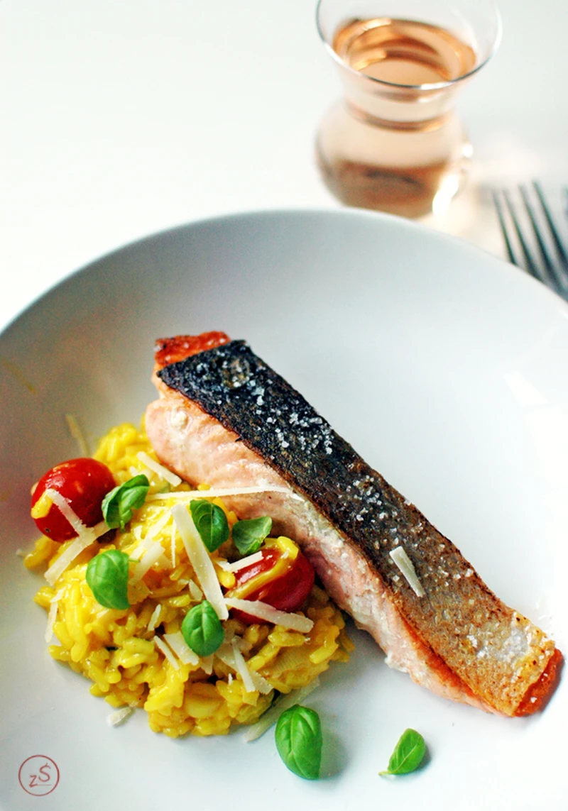 łosoś z chrupiącą skórką na szafranowym risotto (ekspresowe danie! )