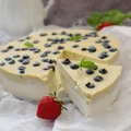Sernik mascarpone z pistacjową warstwą i borówkami