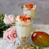 Kremowy deser mango truskawka