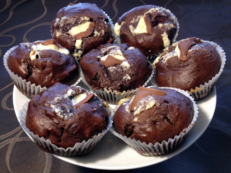 MUFFINKI KAKAOWE Z BIAŁĄ CZEKOLADĄ (na maślance)