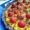 Tarta z budyniem i truskawkami na daktylowym spodzie