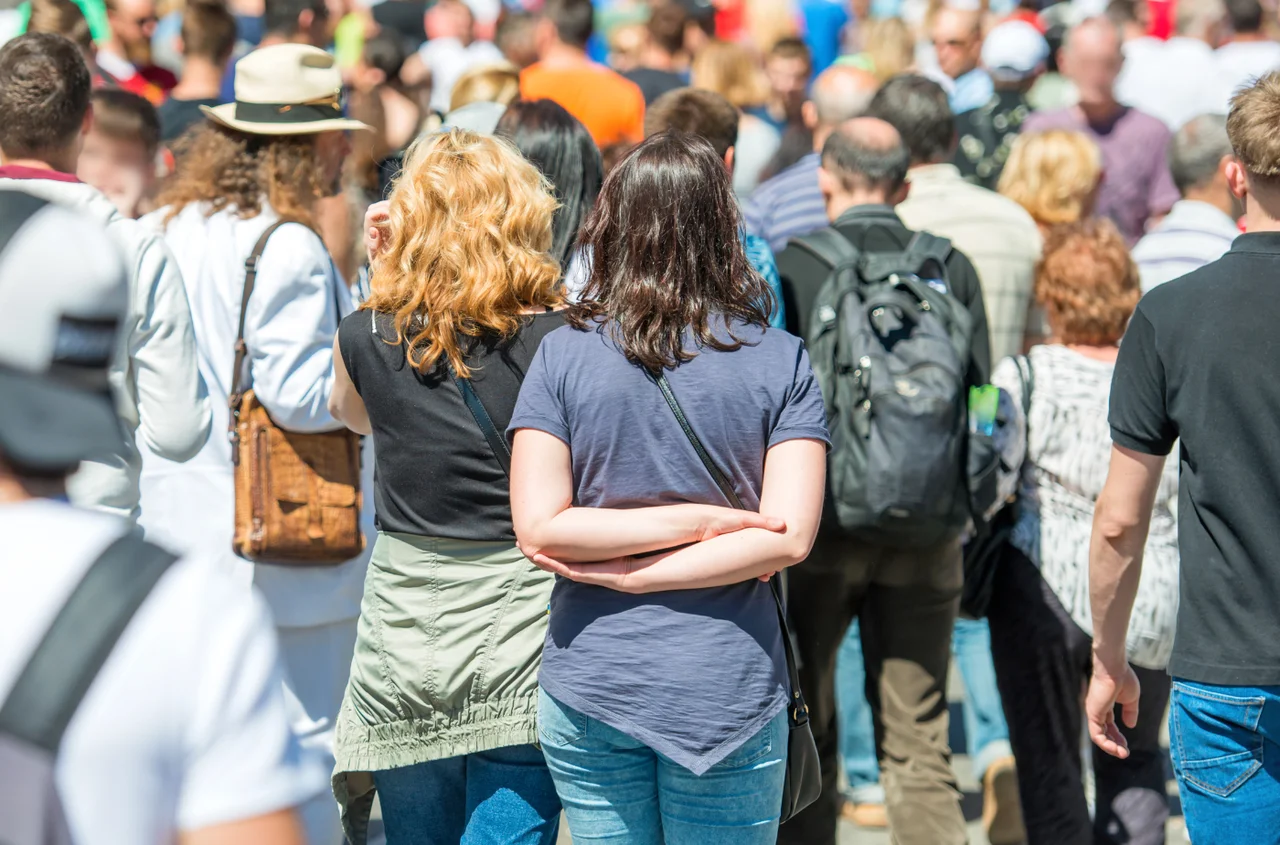 2333 złotych co miesiąc zamiast 800 plus? Sejm podjął decyzję w sprawie nowego świadczenia