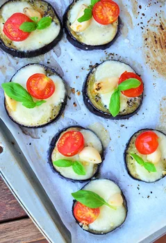 Mini pizze z bakłażana z mozzarellą, pomidorami i czosnkiem - BEZ mięsa i ciasta