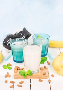 Domowe, bananowe mleko migdałowe