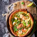 Wytrawny dutch baby z krewetkami i szparagami