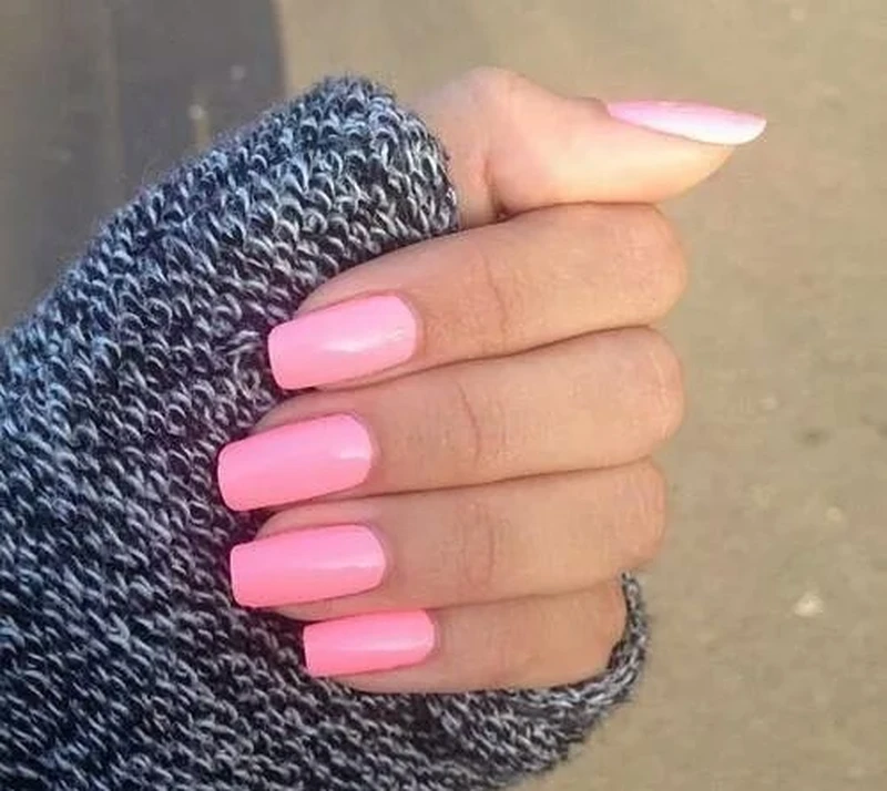 Śliczny różowy manicure