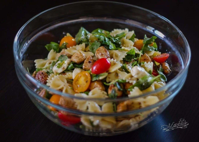 Farfalle z mozzarellą, rukolą, pomidorkami i grillowanym kurczakiem