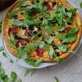 Pizza z szynką parmeńską, oliwkami i rukolą
