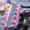 Antybiotykowe Dylematy: Kiedy są niezbędne, a kiedy ryzykowne? Zrozum lekarstwa!
