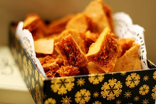 Honeycomb - słodka przekąska oraz dodatek do lodów, ciast i deserów