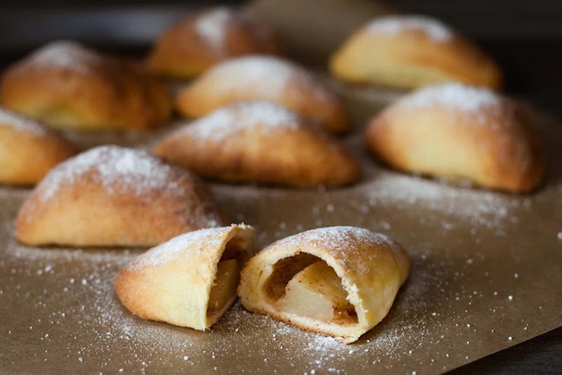 Drożdżowe ciasteczka z jabłkami i cynamonem