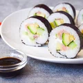 Najlepsze domowe Sushi Futomaki z łososiem i cukinią