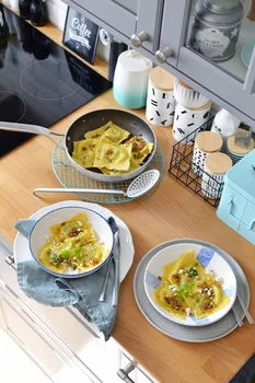 RAVIOLI ZE SZPINAKIEM I SERKIEM KOZIM, PODANE Z PALONYM MASŁEM!