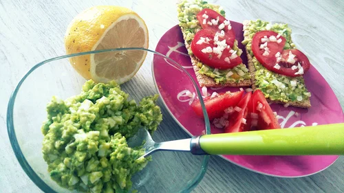 Fit śniadanie: pasta kanapkowa z jajek i awokado