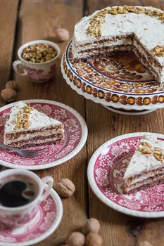 Tort z orzechów włoskich - dosłownie! Tort bez mąki pszennej ze zmielonych orzechów.