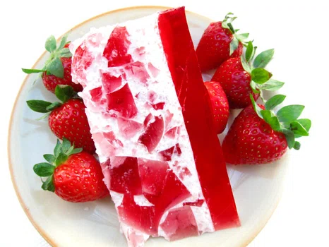 Truskawkowy tort z galaretkami