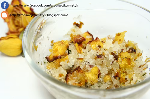 DIY Peeling cukrowy z płatkami róży