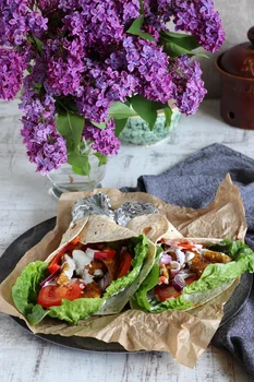 Tortilla z gyrosem i warzywami