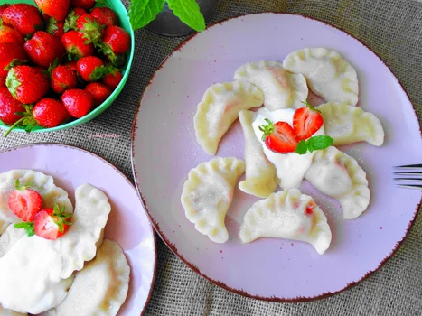 Pierogi z truskawkami.
