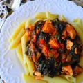 Penne z kurczakiem i szpinakiem w sosie pomidorowym.
