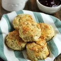 Scones z białą czekoladą i pieprzem