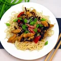 Makaron mie z kurczakiem i grzybami mun