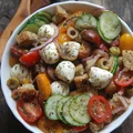 Panzanella z ogórkami i mozzarellą