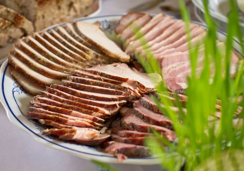 Schab pieczony na Wielkanoc - jak zrobić go idealnie soczystym?