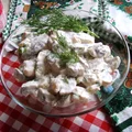 Śledzie w pieczarkach z koperkiem. Pyszna sałatka śledziowa z pieczarkami.
