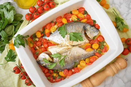 Dorada all'acqua pazza - ryba pieczona w białym winie z pomidorkami