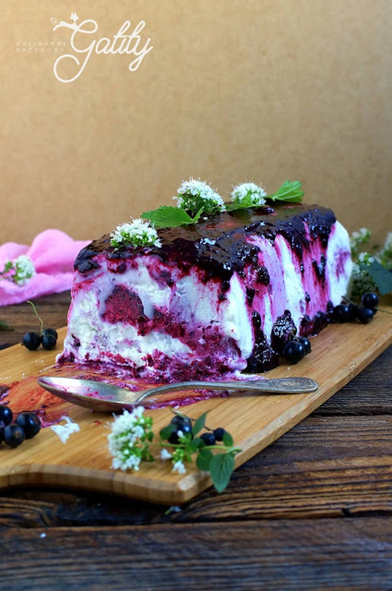 Semifreddo z czarną porzeczką