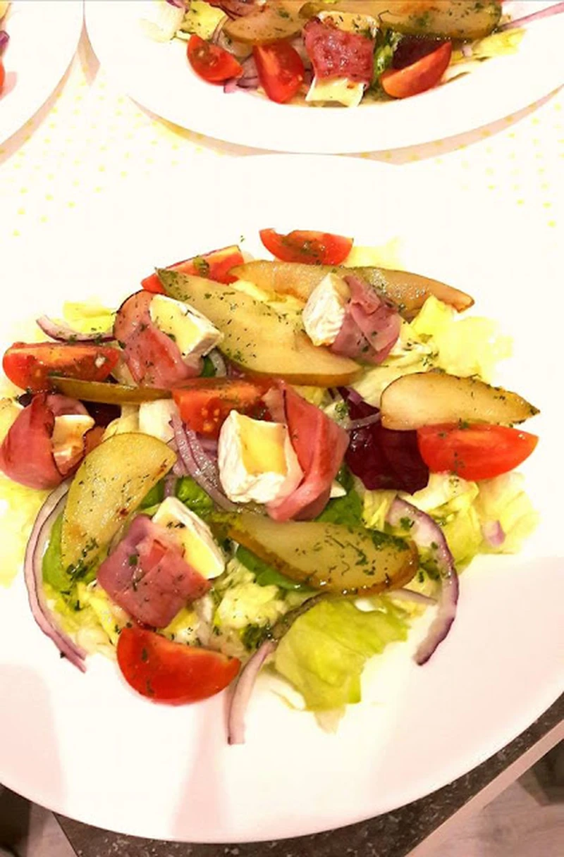 Sałatka z camembertem w szynce parmeńskiej z gruszką