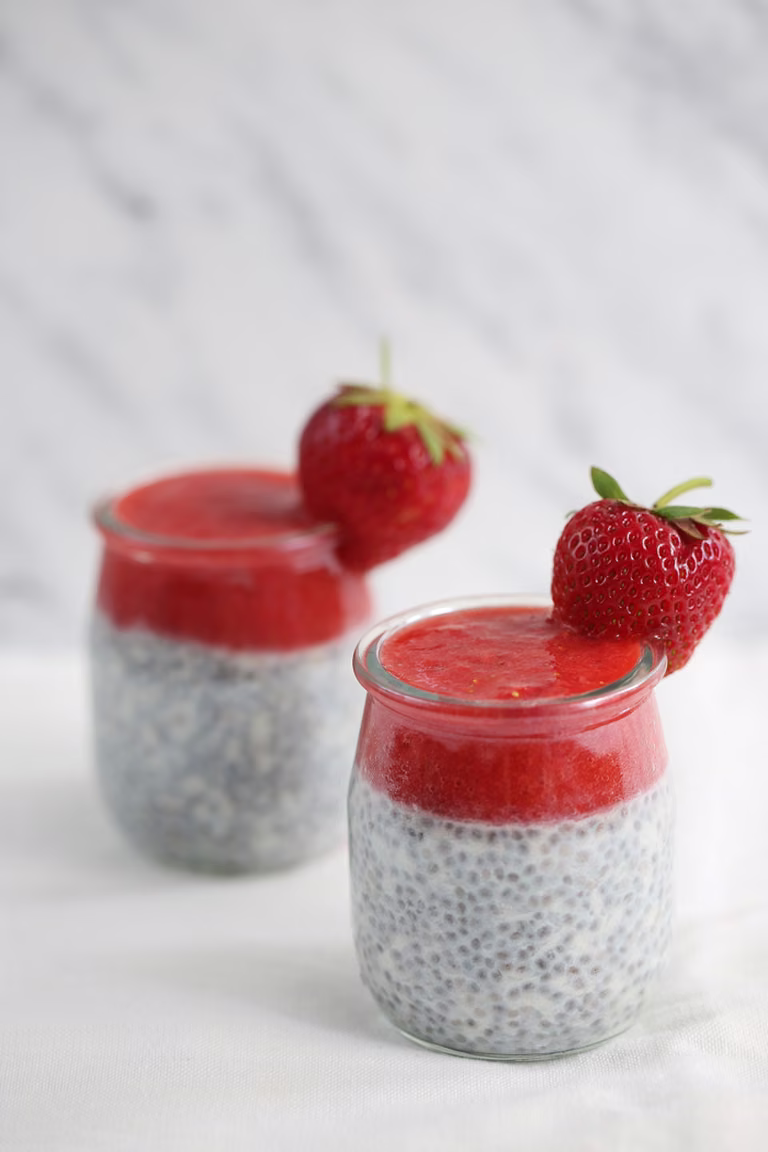 Kokosowy pudding chia z truskawkami