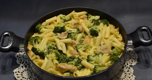 Makaron Penne z kurczakiem i brokułem